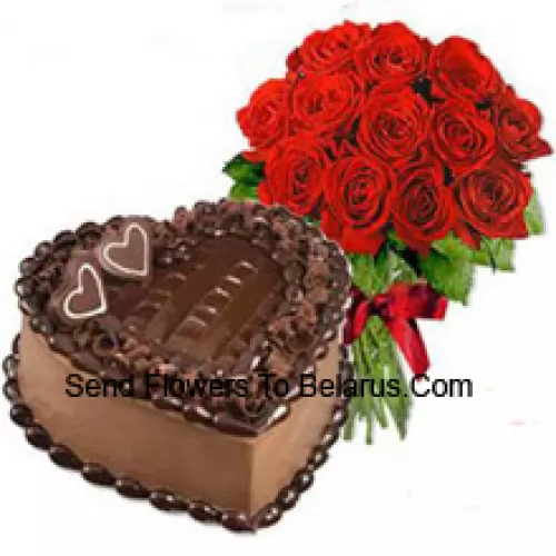 Conjunto de 11 rosas vermelhas com complementos sazonais junto com 1 kg de bolo de chocolate em formato de coração