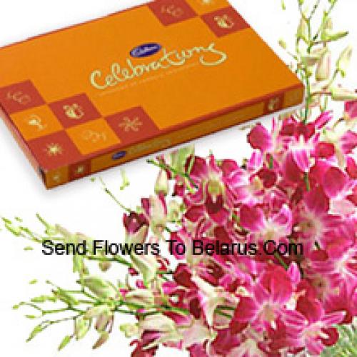 Boeket roze orchideeën met assortiment chocolaatjes