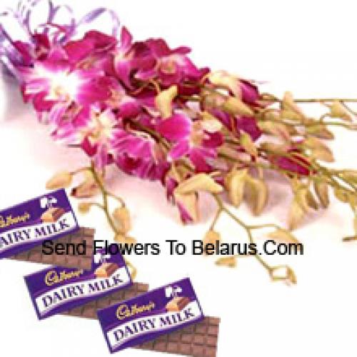 Jolies orchidées roses avec des chocolats Cadbury