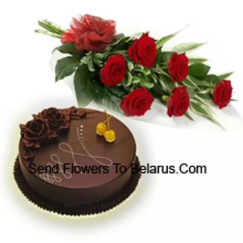 Un bellissimo mazzo di 7 rose rosse insieme a 1 libbra (1/2 kg) di torta al cioccolato