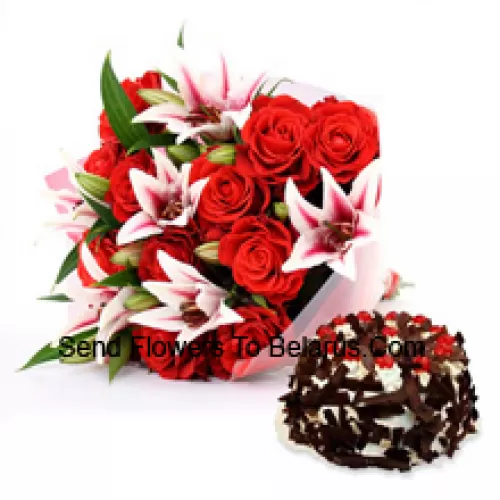 Un hermoso ramo de mano de rosas rosadas y lirios rosados junto con un pastel de chocolate crujiente de 1 kg (2.2 libras)