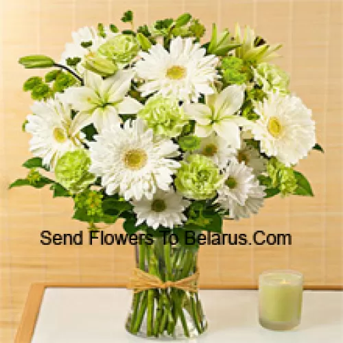 Witte Gerbera's, witte Alstroemeria en andere geassorteerde seizoensbloemen prachtig gerangschikt in een glazen vaas