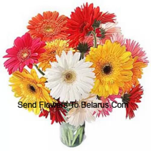 19 Gerberas Coloridas Mistas com Algumas Samambaias em um Vaso de Vidro