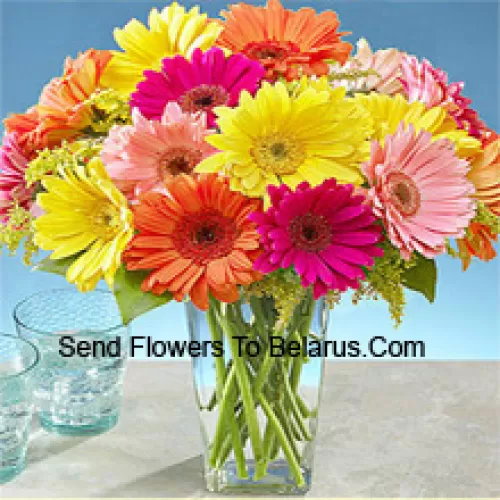 25 Gerberas Coloridas Misturadas com Algumas Samambaias em um Vaso de Vidro