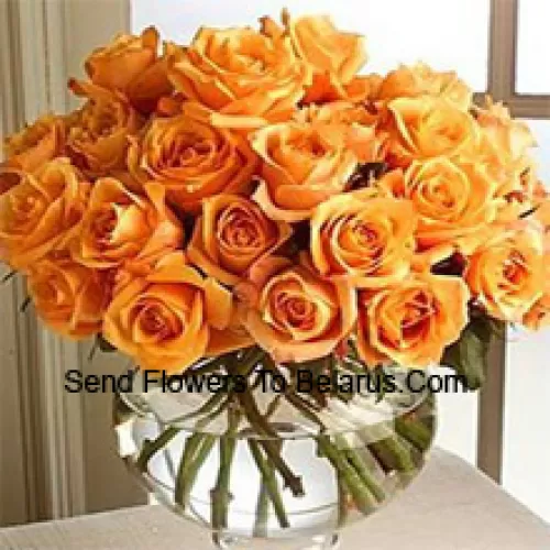 25 Roses Orange avec quelques fougères dans un vase en verre