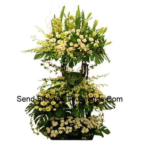 Un grand arrangement de fleurs blanches assorties