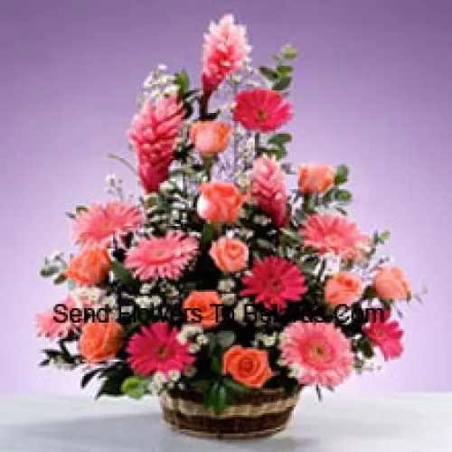 Korb mit verschiedenen Blumen, darunter Gerberas, Rosen und saisonale Füllstoffe