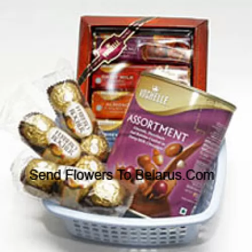 3 kleine Packungen mit je 3 Stück Ferrero Rocher, begleitet von zwei Schachteln importierter Vochelle Schokolade (Dieses Produkt muss mit den Blumen begleitet werden. Bitte beachten Sie außerdem, dass wir Vochelle bei Nichtverfügbarkeit durch andere Schokoladen gleichen Wertes ersetzen werden)