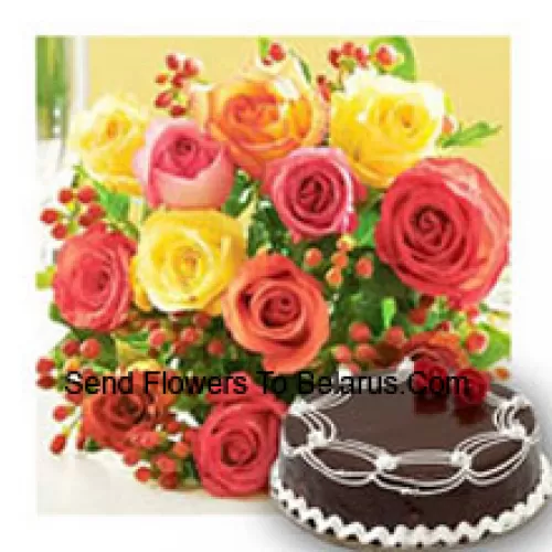 Strauß aus 11 gemischten farbigen Rosen mit saisonalen Füllern und 1/2 kg (1,1 Pfund) Schokoladentrüffelkuchen