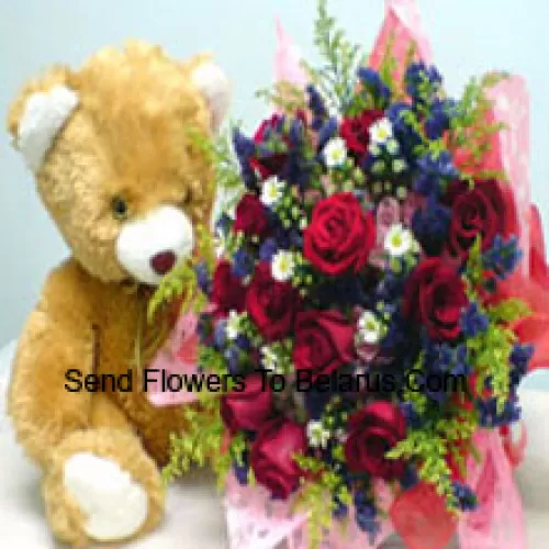 Bouquet de 11 roses rouges avec des remplissages et un ours en peluche de taille moyenne