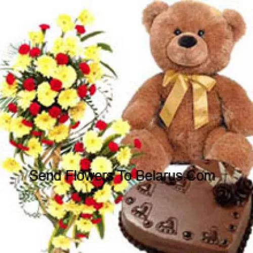 Un arreglo de flores surtidas de 3 pies de alto, pastel de chocolate en forma de corazón de 1 kg y un oso de peluche de 2 pies de alto