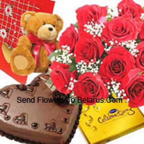 Mazzo di 11 rose rosse, piccolo orsacchiotto carino, una scatola di confezione Celebrazione Cadbury's e una torta di cioccolato a forma di cuore da 1 kg con una cartolina omaggio