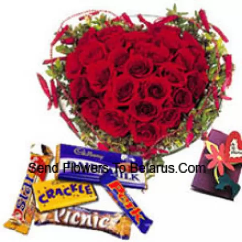 Disposizione a forma di cuore di 41 rose rosse, cioccolatini assortiti e una carta di auguri gratuita