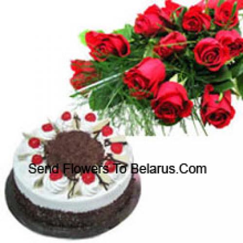 Hermosas rosas rojas con 1 kg de pastel Selva Negra