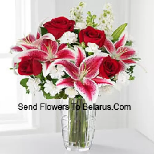 Roses rouges, lys roses avec des fleurs blanches assorties dans un vase en verre