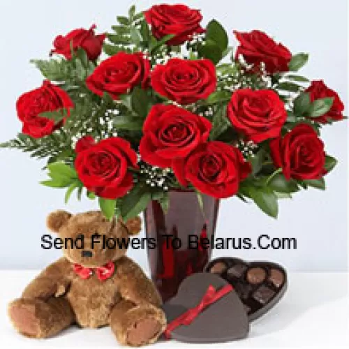 11 rose rosse con alcune felci in un vaso, carino orsacchiotto marrone di 10 pollici e una scatola di cioccolatini a forma di cuore.