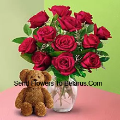 11 rosas rojas con algunos helechos en un jarrón y un lindo oso de peluche marrón de 8 pulgadas