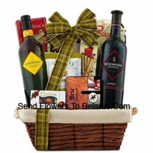 Deze cadeaubon bevat Rosemount Estate Black Diamond Label Shiraz Rode Wijn, Rosemount Estate Chardonnay Witte Wijn, Brie kaasspreiding, Crackers met drie pepers, Olijfolie cucina chips, Guylian Belgische chocolade schelpen, Angelina's zoete boterkoekjes, Dolcetto gevulde wafelrol en Feridies extra grote gourmet Virginia pinda's. (Inhoud van de mand inclusief wijn kan variëren per seizoen en bezorglocatie. In geval van onbeschikbaarheid van een bepaald product zullen we dit vervangen door een product van gelijke of hogere waarde)