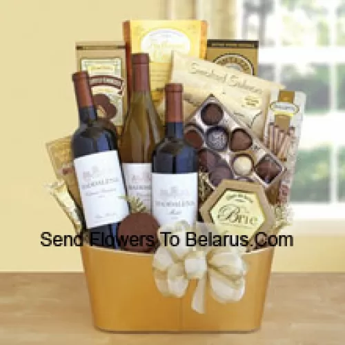 Esta canasta de regalo incluye tres botellas de vino delicioso: un Cabernet Sauvignon, un Chardonnay y un rico Merlot. El festín continúa con salmón ahumado, galletas de trufa Primo Dolce, chocolates Ghirardelli Masterpiece, queso brie, galletas planas, galletas Dolcetto y Almond Roca. (El contenido de la canasta, incluyendo el vino, puede variar según la temporada y la ubicación de entrega. En caso de indisponibilidad de algún producto, lo sustituiremos por un producto de igual o mayor valor)