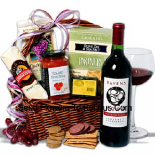 Esta canasta de regalo de Navidad incluye Ravenswood Cabernet Sauvignon - 750 ml, Hors Doeuvre Deli Style Crackers de Partners, Tomato Bruschetta de Elki, Red Wine Biscuit de American Vintage, Hickory & Maple Smoked Cheese de Sugarbush Farm y Butcher Wrapped Summer Sausage de Sparrer Sausage Co. (El contenido de la canasta, incluido el vino, puede variar según la temporada y la ubicación de entrega. En caso de no disponibilidad de cierto producto, lo sustituiremos por un producto de igual o mayor valor)