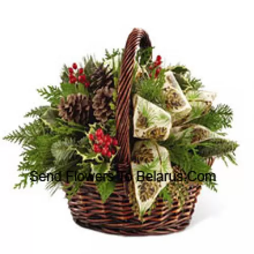 Dit boeket is een uiting van een feestelijke thuiskomst en oprecht plezier. Assortiment feestelijke groenen, bonte hulst, natuurlijke dennenappels, rode bessen en kaneelstokjes zijn liefdevol gearrangeerd in een donkerbruine bamboe mand, afgewerkt met een ivoren feestlint, wat zorgt voor een seizoensgebonden gevoel van vrede en welwillendheid. (Let op: wij behouden ons het recht voor om elk product te vervangen door een geschikt product van gelijke waarde in geval van onbeschikbaarheid van een bepaald product)