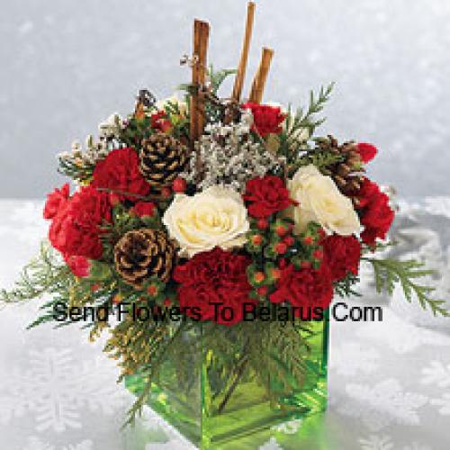 Bouquet de fleurs assorties dans un vase cube