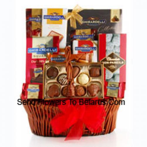 Panier contenant des chocolats et des collations assorties